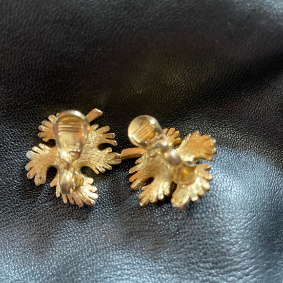 Vintage Leafy Clip-On Earrings - Picture 3 of 4